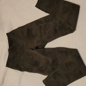 Colorfulkoala camo print capri